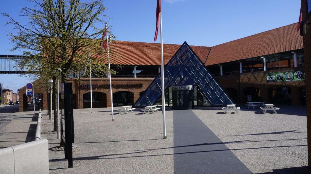 Special Offer,One Of Its Kind, Extremely Central In Herning, Danish Hosts, Extremely Clean, Very Quiet Street But A Stonethrough From Bars & Restaurants Apartment Exterior photo